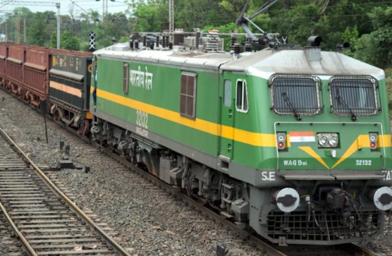 पिछले साल के मुकाबले रेलवे को यात्री किराए में हुआ 71.03% का भारी घाटा, माल ढुलाई से घाटे की पूर्ति करने का दावा