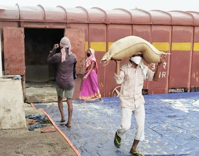 More than 5.67 lakh tonnes of food grains and salt have reached by 237 rakes at Kharagpur division of SER