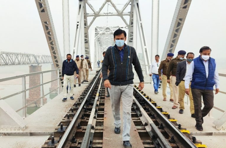 मंडल रेल प्रबंधक द्वारा झांसी-धौलपुर रेलखंड का निरीक्षण