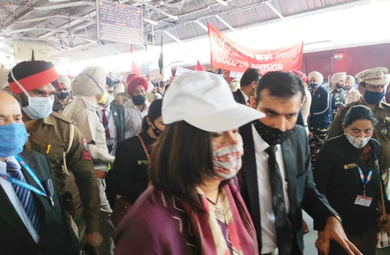 आखिर कब तक यूनियनों का बंधक बना रहेगा रेल प्रशासन!