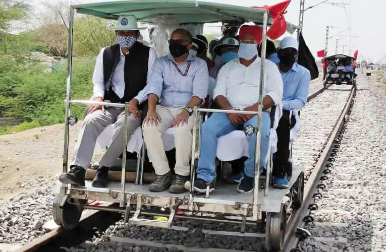 झांसी मंडल: रेल संरक्षा आयुक्त ने किया भुआ-उरई-सर्सोकी रेलखंड का निरीक्षण