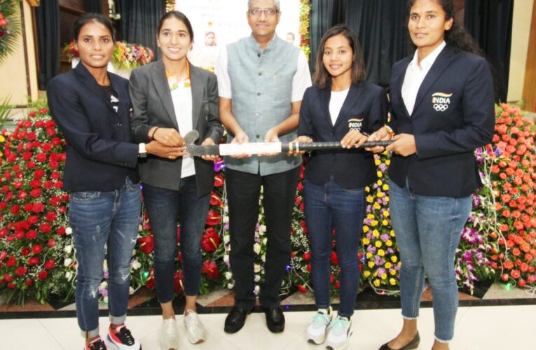 मध्य रेलवे की ओलंपिक महिला हॉकी खिलाड़ियों का सम्मान