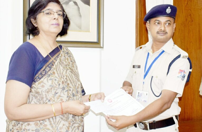 GM/SER Ms Archana Joshi felicitats RPF constable for examplary effort