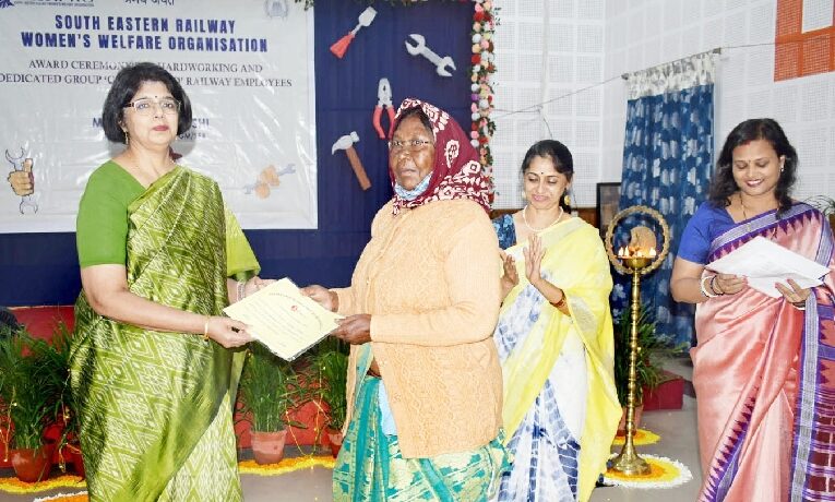 Felicitation of Railway employees by SERWWO