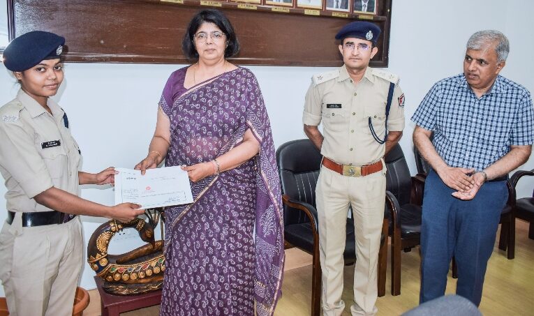 GM/SER felicitates lady RPF constable for a commendable work