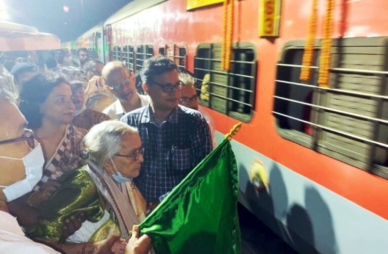 Freedom fighter Jyotirmayi Ghosh flags off Howrah-Mumbai Mail