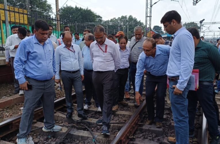 महाप्रबंधक/उत्तर मध्य रेलवे द्वारा मानिकपुर-झांसी रेल खंड का निरीक्षण