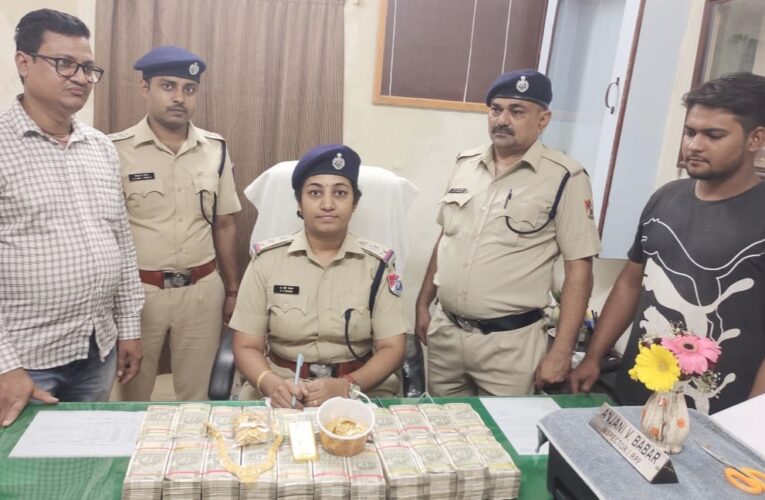 Rs. 56 lakh cash and gold biscuits/ornaments recovered by the RPF Titwala