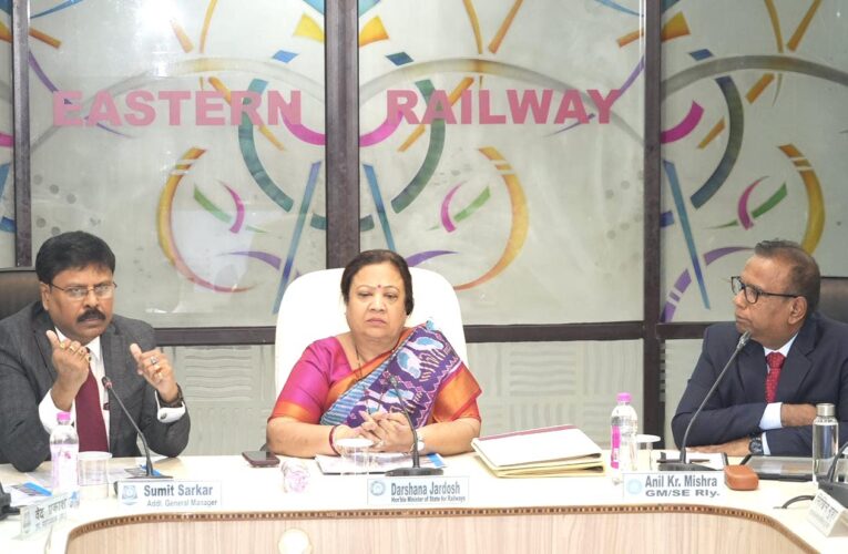 Smt. Darshana Jardosh holds a review meeting with South Eastern and Eastern Railway at Kolkata