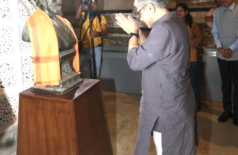 Ashwini Vaishnaw pays tribute to Chhatrapati Shivaji Maharaj during his visit to CSMT Heritage building