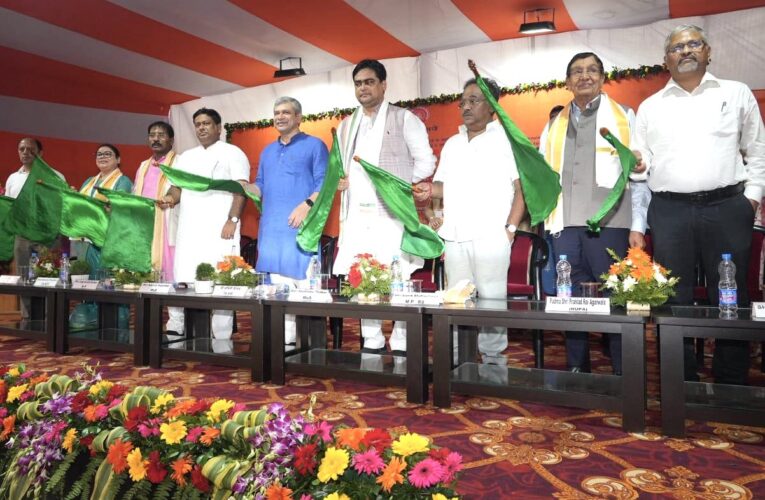 Railway Minister dedicated to the nation and inaugurated various railway projects in West Bengal and flagged off new train services