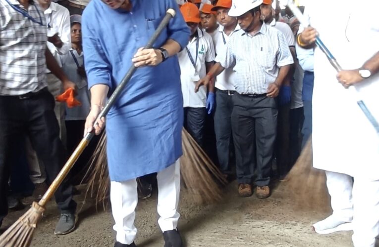 Shramadan for Cleanliness Activities by Railway Minister during his visit to Kolkata