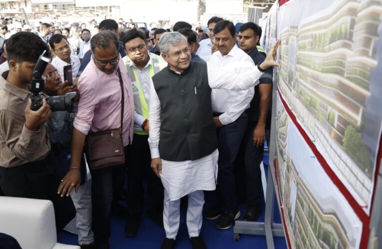 Railway Minister reviewed the progress of various ongoing railway projects in Gujarat