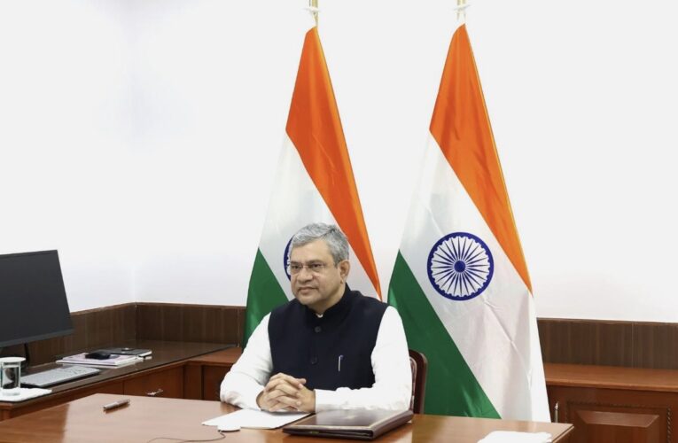 Railway Minister Reviews Operations, Directs Operation of Special Trains Based on Public Needs