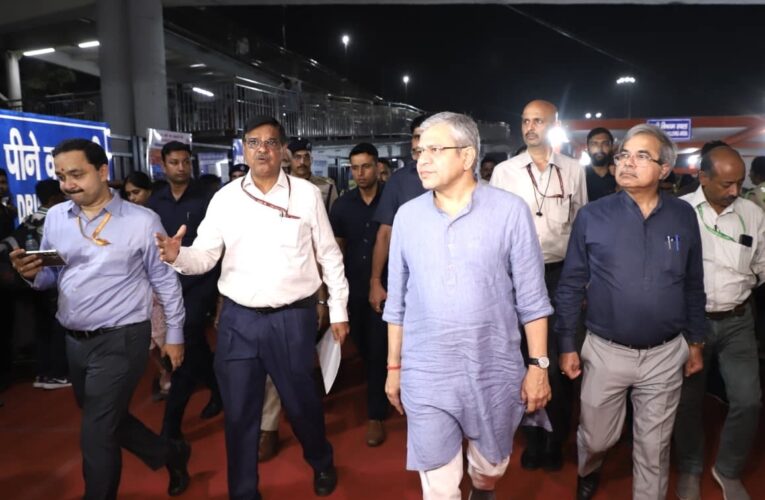 Ashwini Vaishnaw, inspects Crowd Management at Anand Vihar Railway Station, Interacts Directly with Passengers