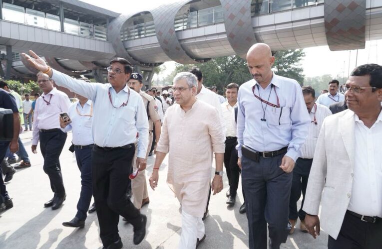 Railway Minister Inspects New Yatri Suvidha Kendra at New Delhi Railway Station